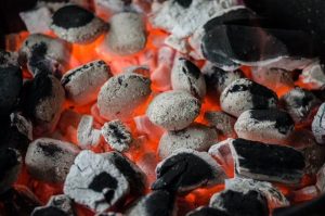 Lire la suite à propos de l’article Charbon de Bois ou Briquettes : Lequel Est le Meilleur pour Votre Barbecue ?